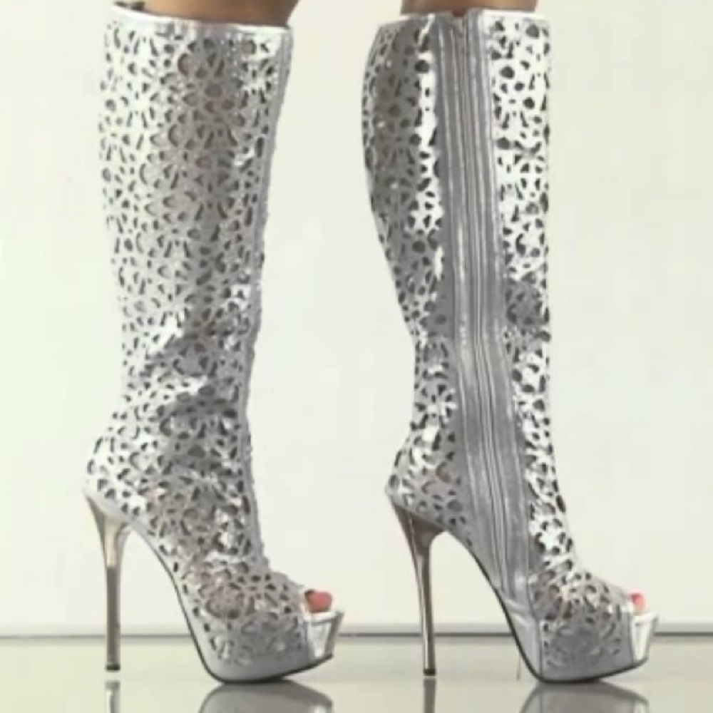 👄Two Lips Sublime 13 Silver Boots NWT